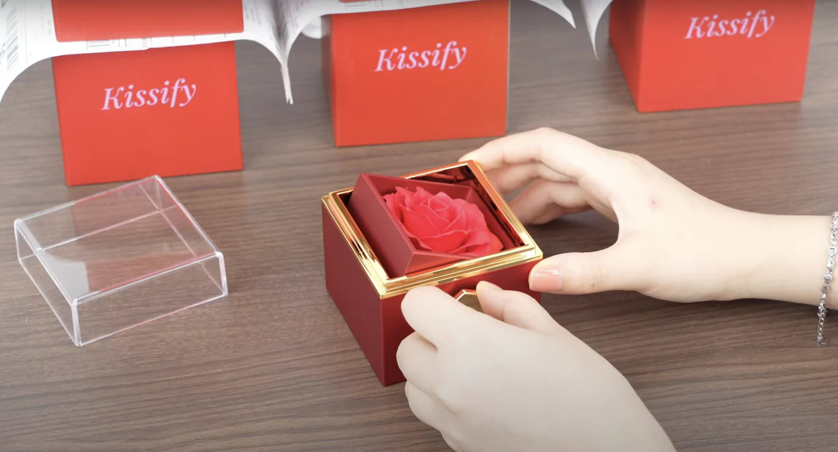 Video laden: Packing the Eternal Rose Box with Hidden Hug Necklace | Perfect Gift for Loved Ones | Kissify